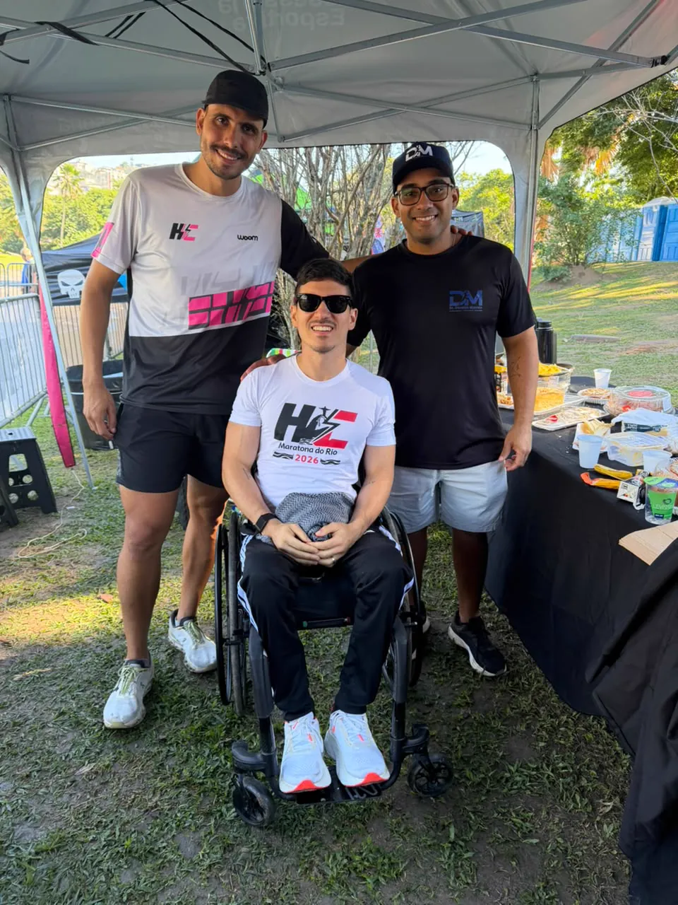 Dr. Develyn com atletas na Maratona do Rio, ao lado de atleta cadeirante