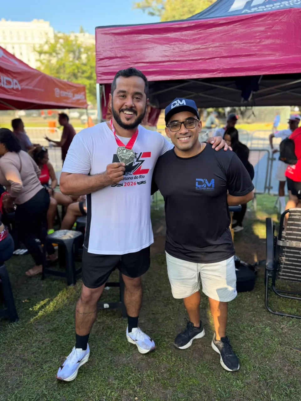 Dr. Develyn abraçado com corredor medalhista da Maratona do Rio
